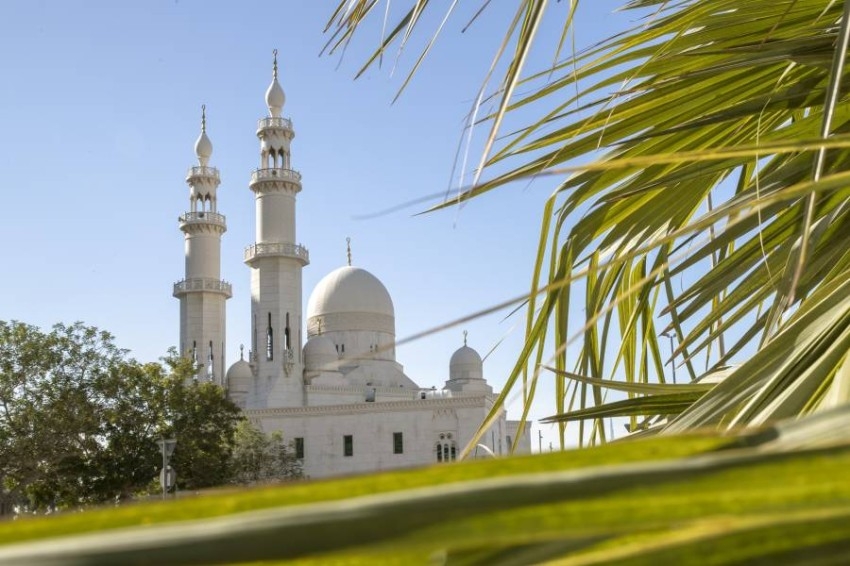 ما حكم بثِّ الذكر والدعاء عبر مكبرات المساجد لرفع البلاء؟