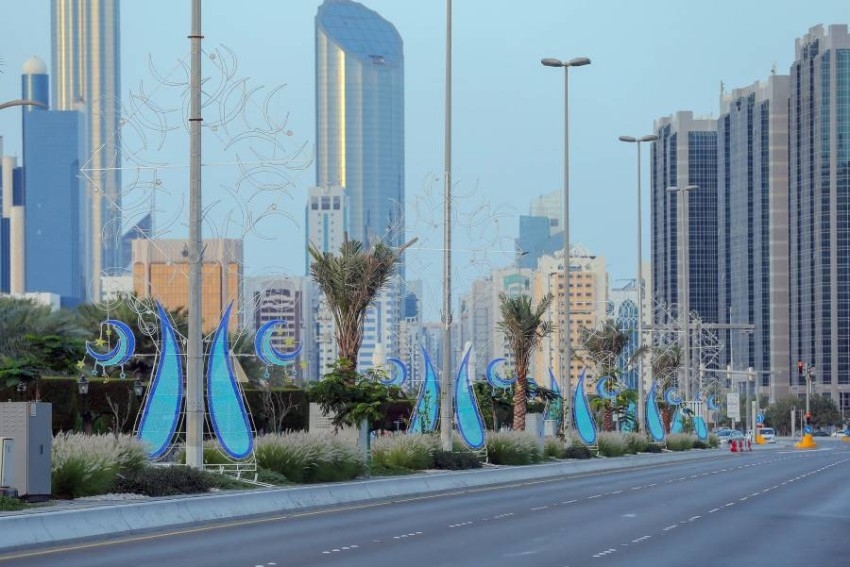 احتفاء برمضان.. شوارع أبوظبي تتزين بـ3200 لوحة مضيئة