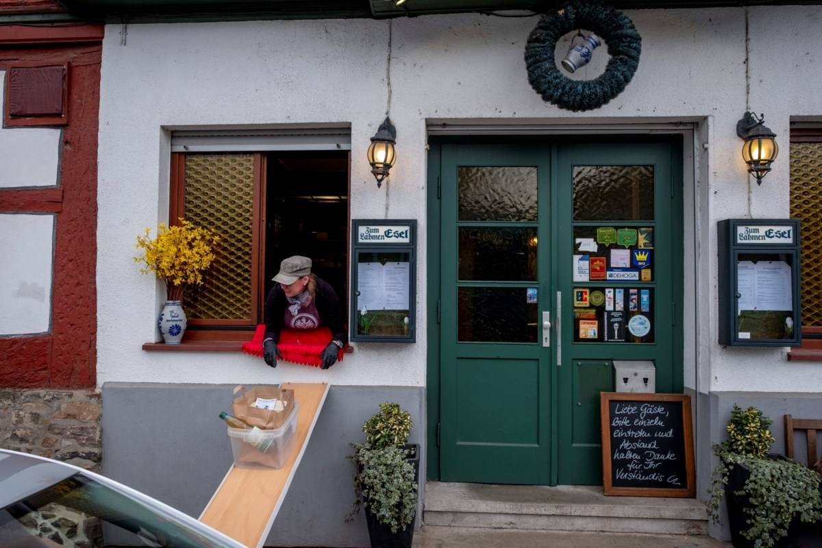 مطعم ألماني يبتكر حيلة ذكية لتوصيل آمن للطلبات