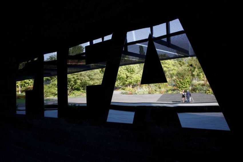 فيفا يسمح للأندية بالإبقاء على لاعبيها المنتهية عقودهم لنهاية الموسم
