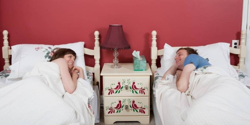 دراسة: نوم الزوجين منفصلين يعزز التواصل العاطفي