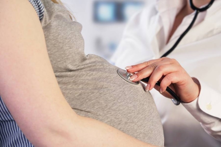 أطباء: الحوامل أكثر عُرضة للإصابة بـ«كورونا» ويجب تأجيل الحمل