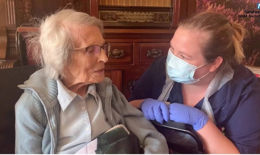 بريطانية عمرها 106 أعوام تهزم «كورونا»
