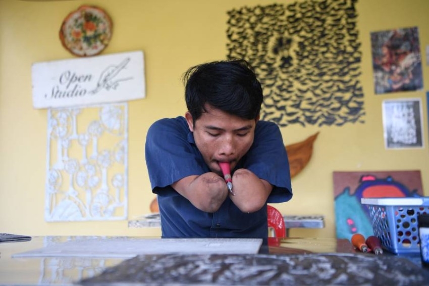 كمبودي مبتور اليدين.. يتحدى إعاقته ونظرة المجتمع بفن نادر