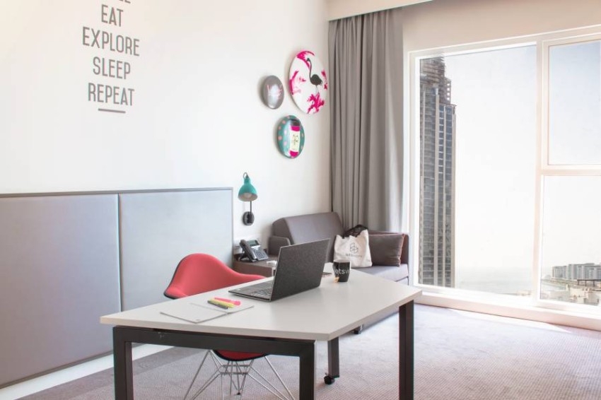 فندق في دبي يتيح لك استخدام غرفه كمكتب للعمل عن بُعد!