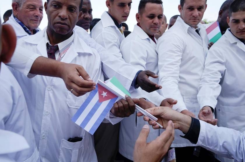 واشنطن تنتقد قطر وجنوب أفريقيا لاستعانتهما بأطباء كوبيين
