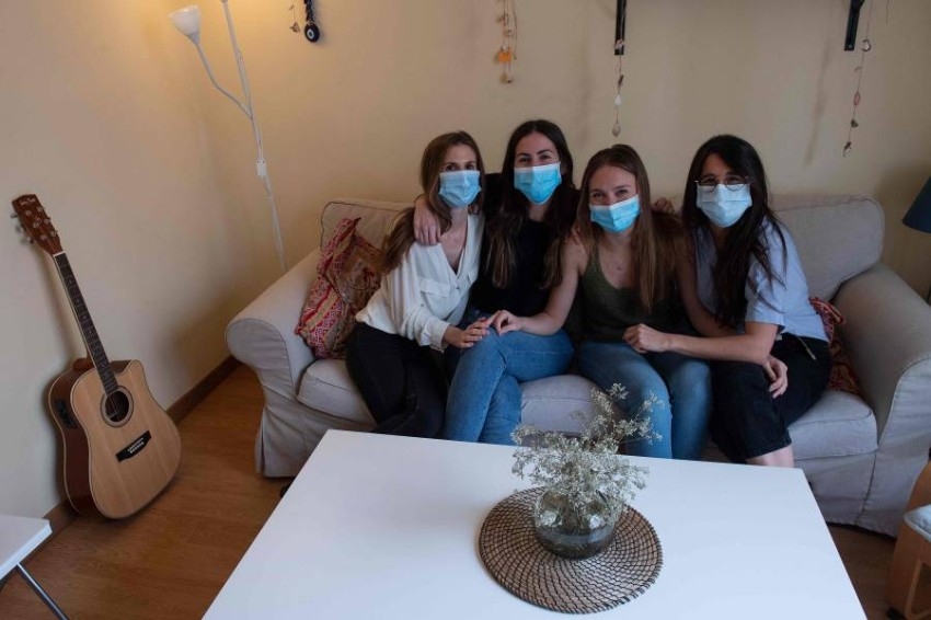 4 طبيبات يروين معاركهن اليومية مع كورونا في مدريد