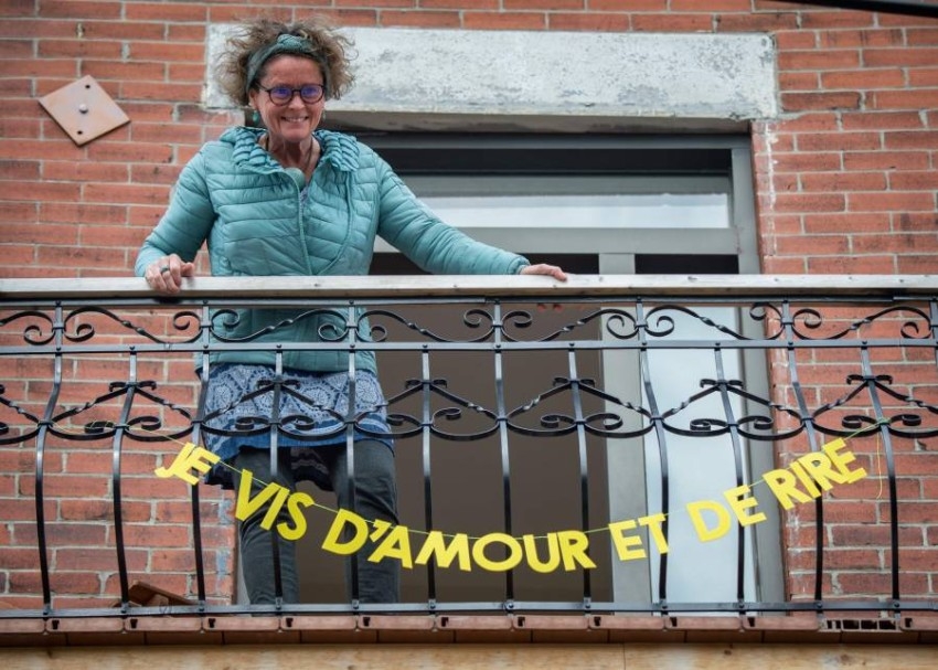 فنانة تبعث الأمل في مونتريال بلافتات معلقة على الشرفات