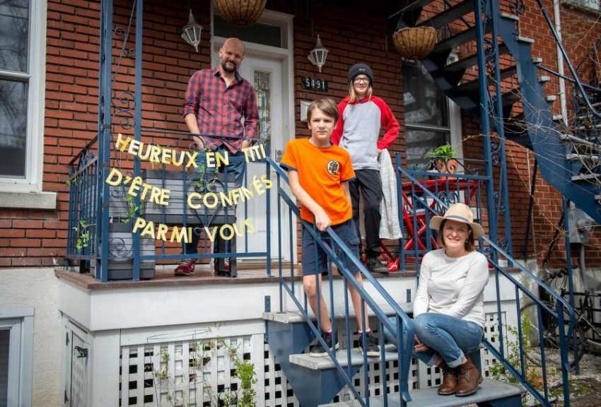 فنانة تبعث الأمل في مونتريال بلافتات معلقة على الشرفات