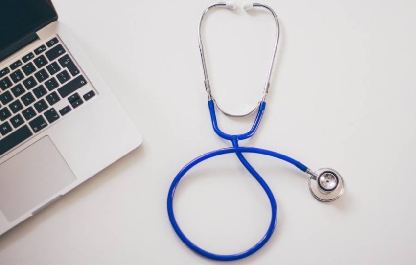 «الصحة» تطور التطبيب عن بُعد وتحول العيادات التخصصية إلى إلكترونية