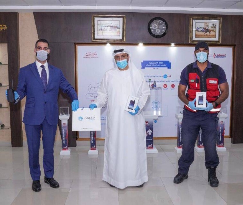 «سيجنس تليكوم» تهدي «إسعاف دبي» أجهزة اتصال تعمل في المناطق النائية