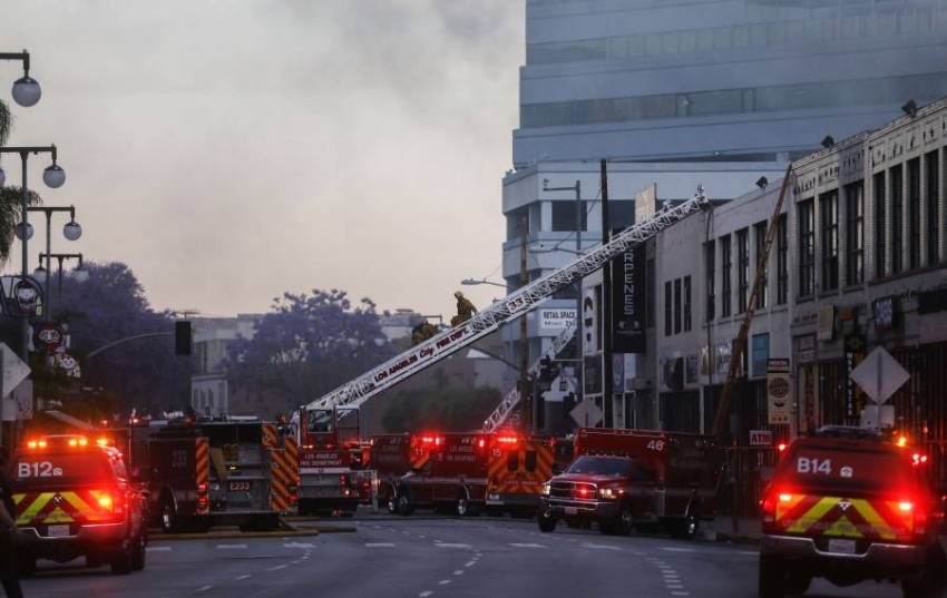 إصابة 11 رجل إطفاء أثناء إخماد حريق ضخم في لوس أنجلوس
