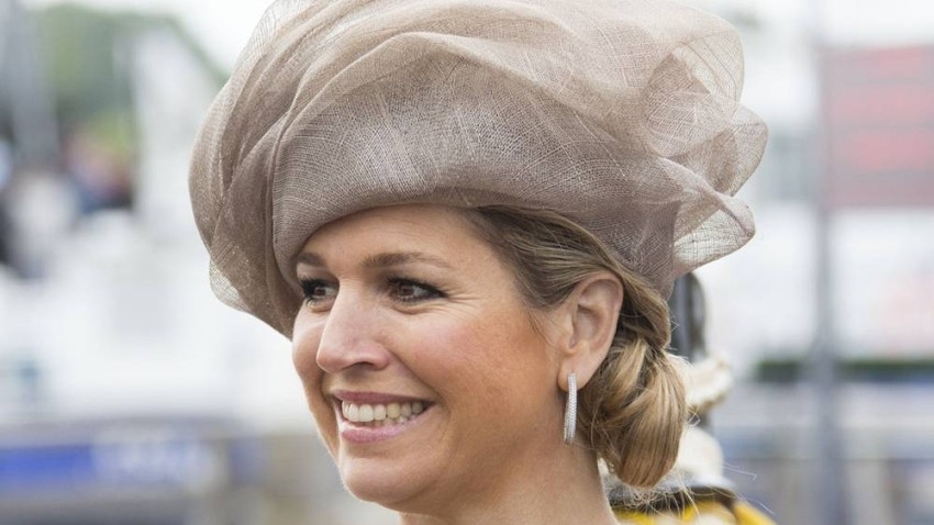 في عيدها.. 20 صورة تكشف هوس الملكة ماكسيما بالقبعات