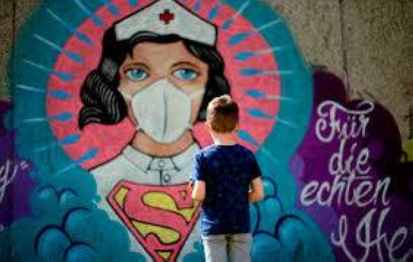 غرافيتي يتحدى كورونا.. جداريات تجسد الممرضة السوبرمان وفرحة سيد الخواتم وقبلة الموت بين ترامب وبوتين