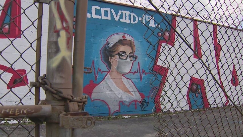 غرافيتي يتحدى كورونا.. جداريات تجسد الممرضة السوبرمان وفرحة سيد الخواتم وقبلة الموت بين ترامب وبوتين