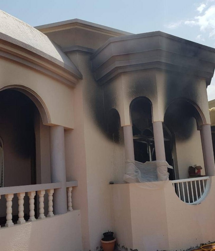 «دفاع مدني الفجيرة» ينقذ محصوراً في حادث حريق منزل
