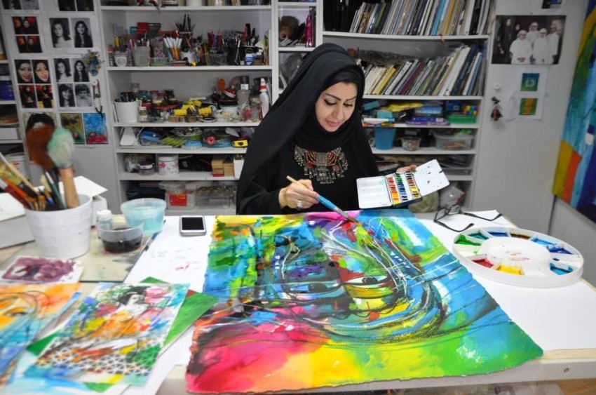 خلود الجابري تجسد فرحة العيد بألوان الأمل والإيجابية في نتاجها الإبداعي
