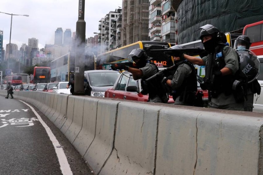 شرطة «هونغ كونغ» تطلق قنابل الغاز لتفريق المحتجين