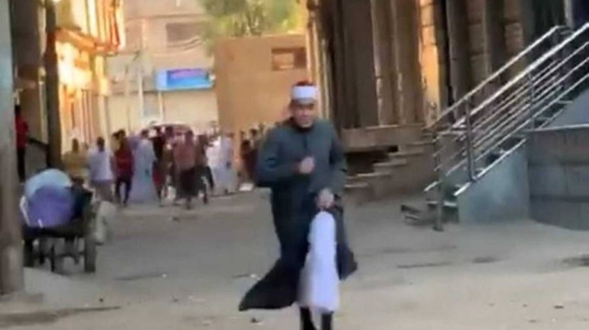 «الإمام الهارب» بطل فيديو صلاة العيد.. «طالب إعدادية»