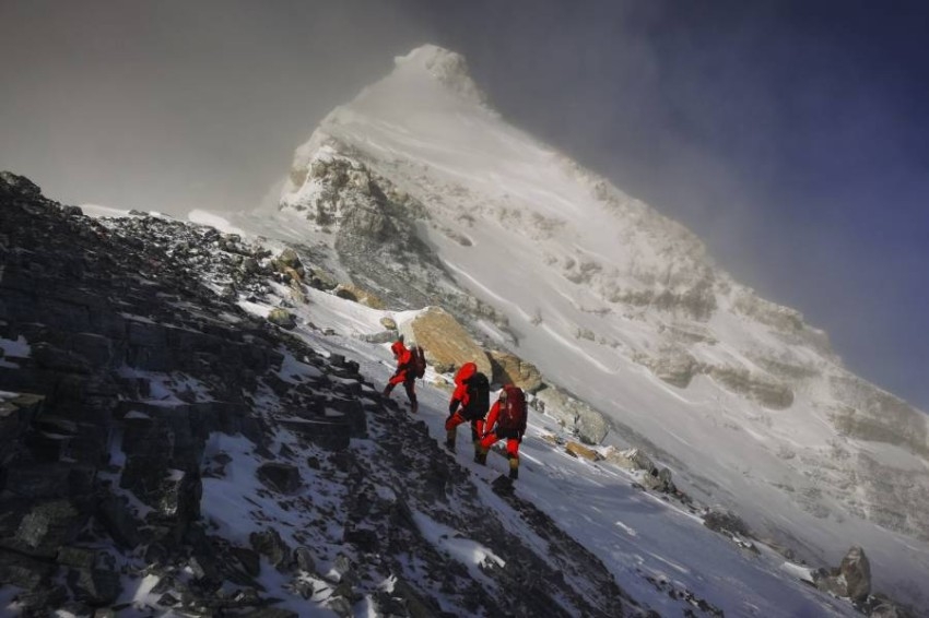 فريق مسح صيني يُعيد قياس ارتفاع جبل إيفرست