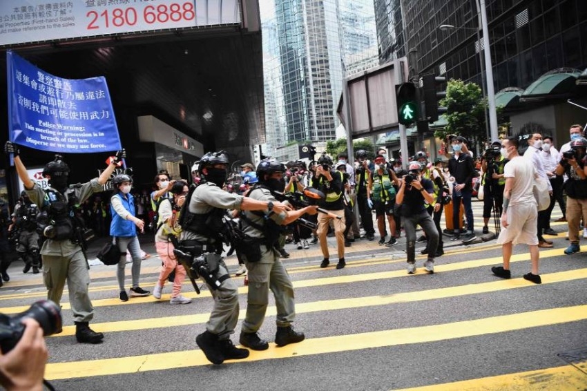 شرطة هونغ كونغ تعتقل 300 شخص في احتجاجات على قوانين للأمن