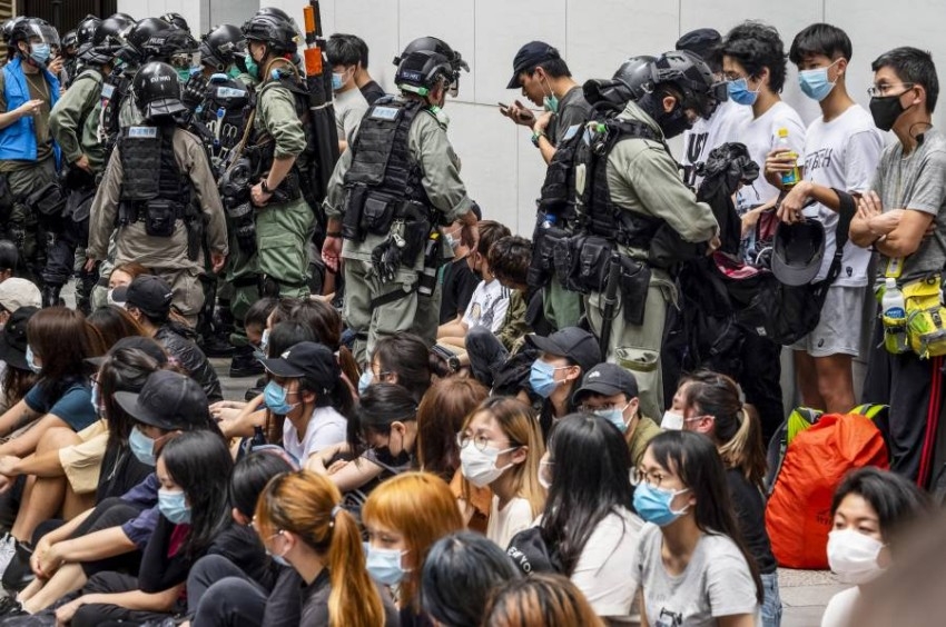 شرطة هونغ كونغ تعتقل 300 شخص في احتجاجات على قوانين للأمن