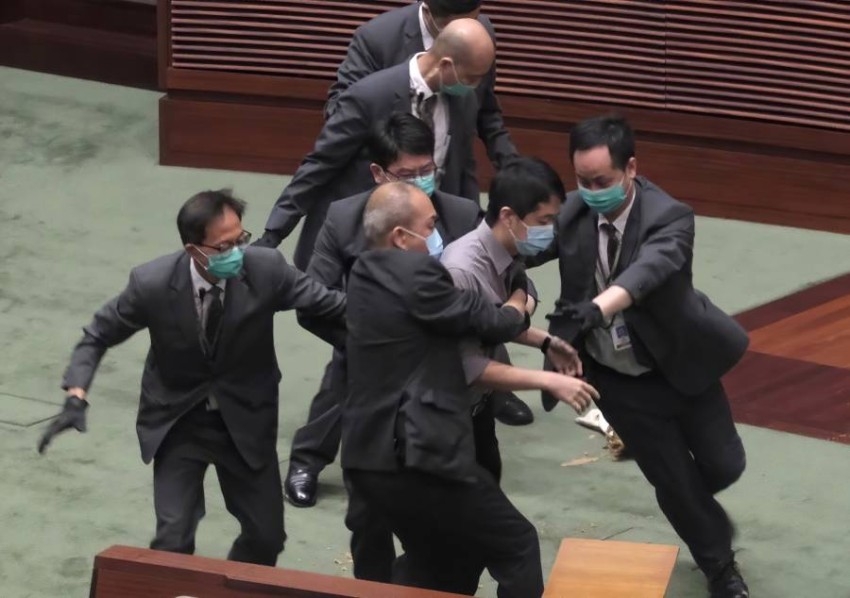 هونغ كونغ: طرد مشرعين أثناء مناقشة قانون نشيد الصين الوطني