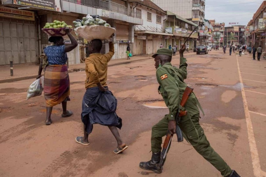 «أدركت أن جسدي كان يحترق».. كورونا شاهد على وحشية الشرطة في أوغندا