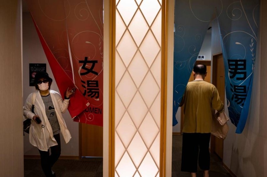 مع تخفيف إجراءات العزل.. اليابانيون يعودون إلى مراكز الاستجمام التقليدية