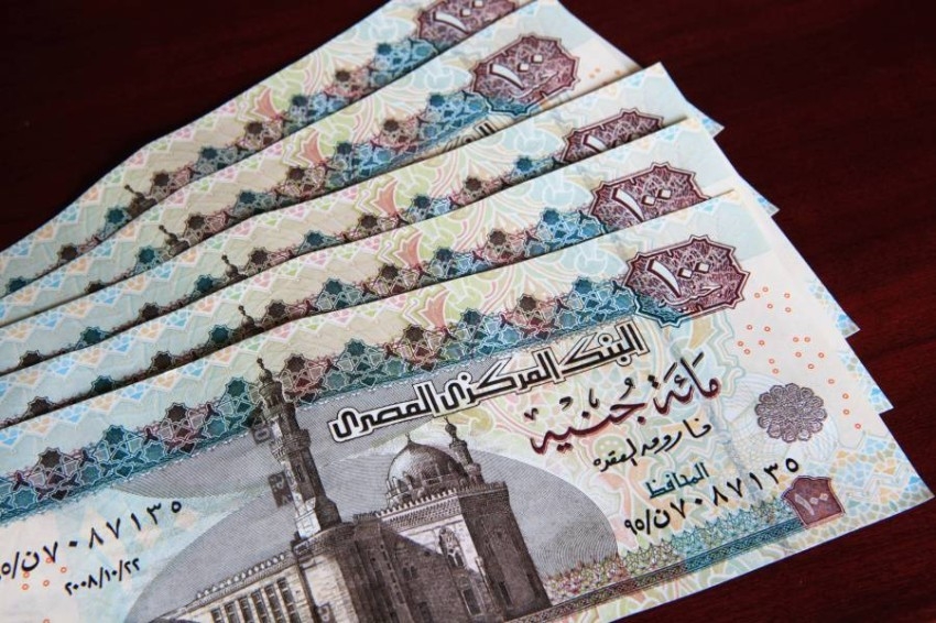 الجنيه المصري يتراجع أمام الدولار في 7 بنوك محلية