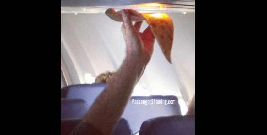 مسافر يصدم الركاب بتسخين بيتزا على متن الطائرة