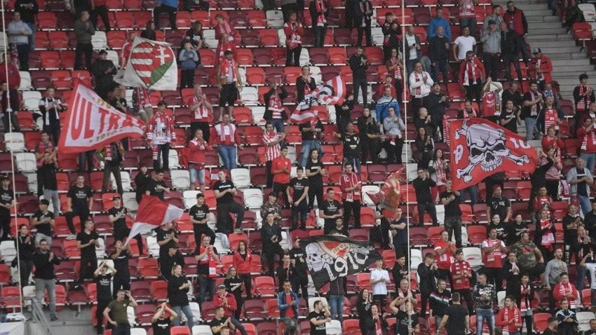 المشجعون في المجر يعودون إلى ملاعب كرة القدم