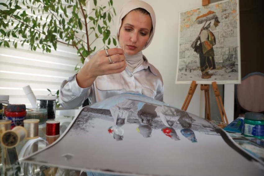 أردنية تعيد إحياء صور فلسطينية قديمة بالأوراق المذهبة والخيوط الملونة
