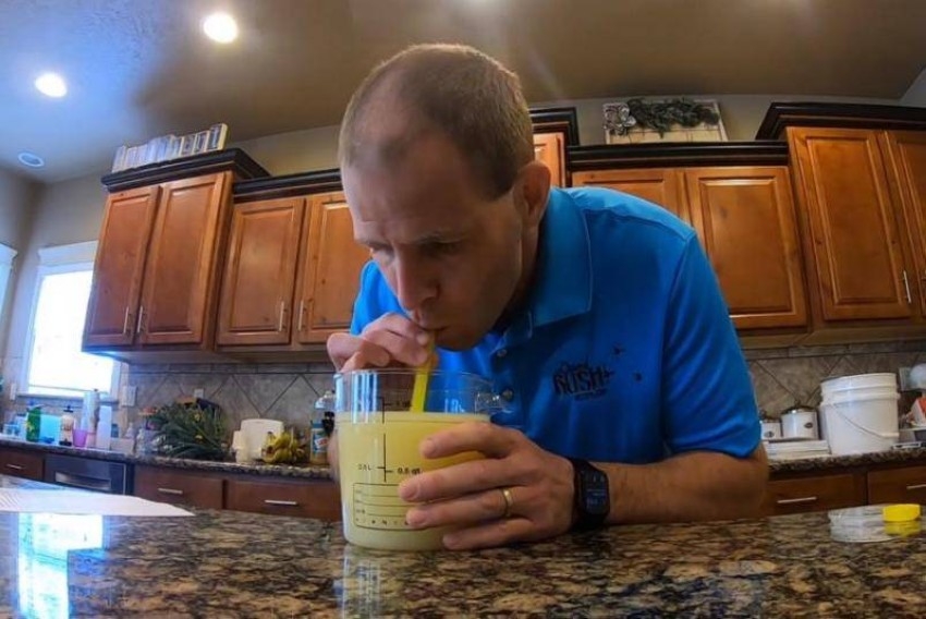 بالفيديو.. أمريكي يدخل غينيس بشرب لتر من مركز عصير الليمون في 17 ثانية