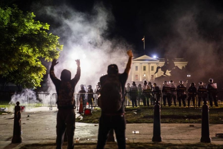 مواجهات وإطلاق غاز مسيل للدموع أمام البيت الأبيض