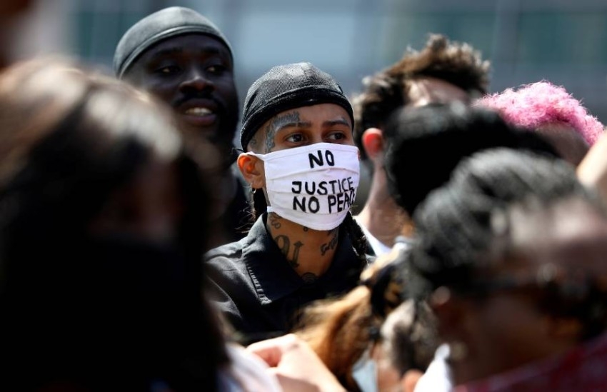 غضب عالمي متنامٍ بسبب الاحتجاجات في أمريكا مع تجذر العنصرية