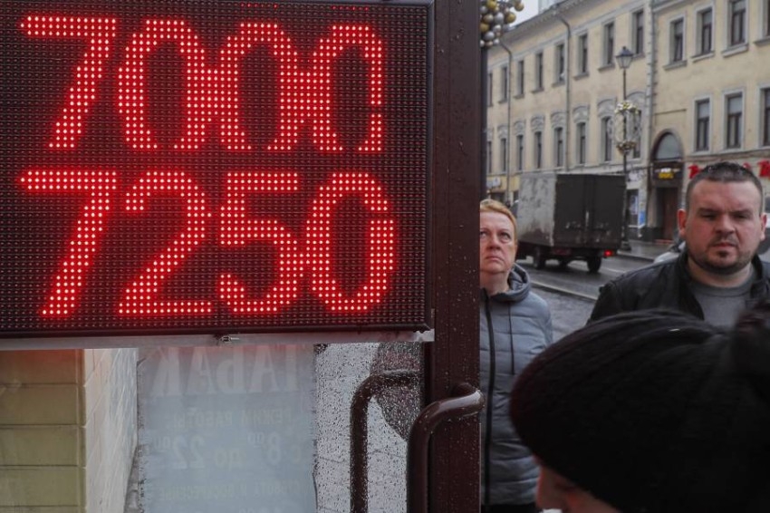 الروبل الروسي ينزل عن مستوى 70 مقابل الدولار