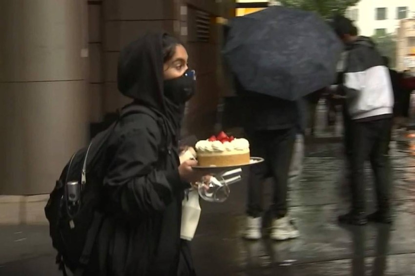فتاة ملثمة تسرق كعكة جبن بهدوء وسط تظاهرات سياتل