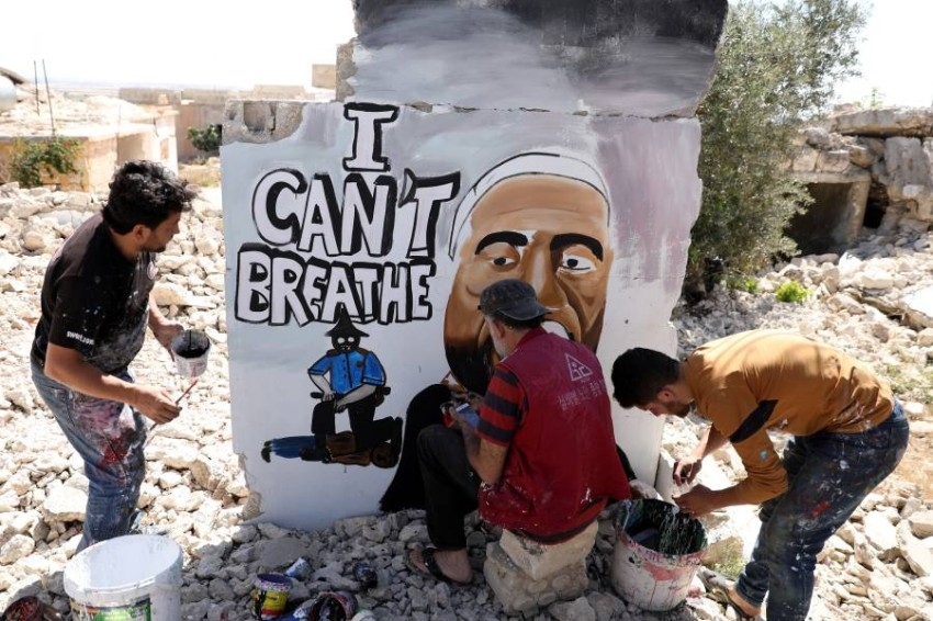 فنان سوري يتضامن مع فلويد بغرافيتي على أطلال منزل في إدلب
