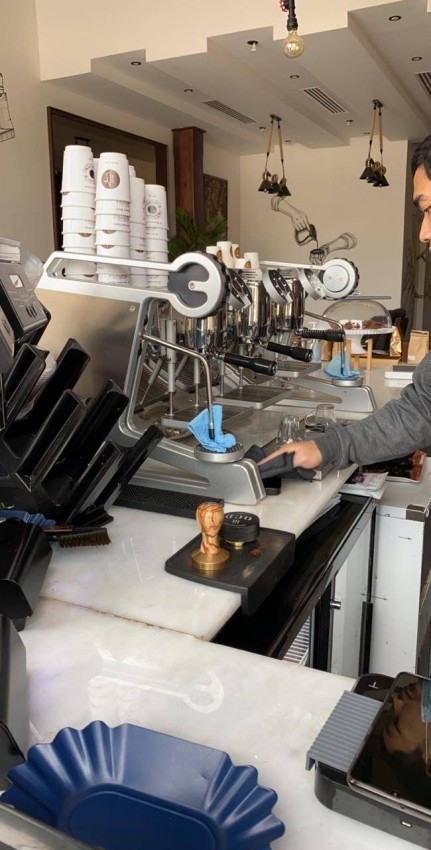 جاسم الشامسي.. باريستا إماراتي يقدم قهوة مجانية للكوادر الطبية
