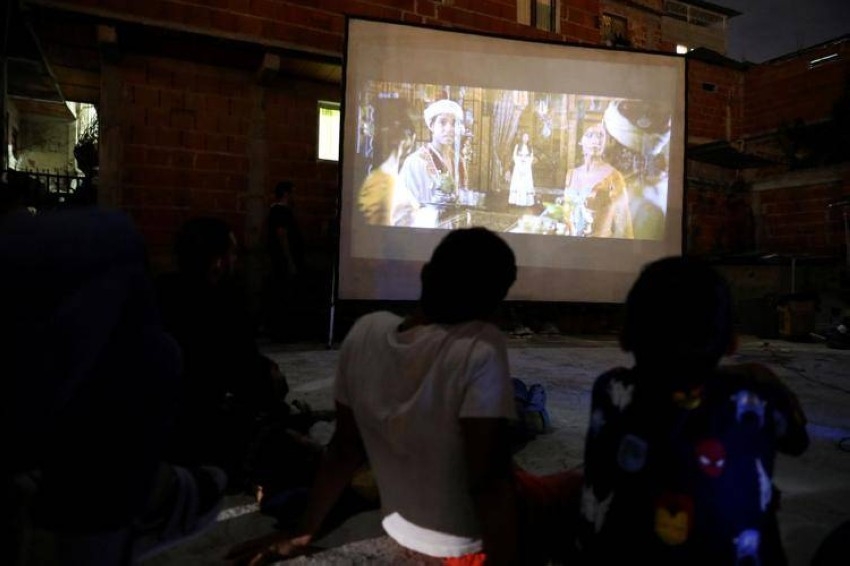 فنزويلا ترفه عن السكان بسينما مجانية على أسطح المنازل