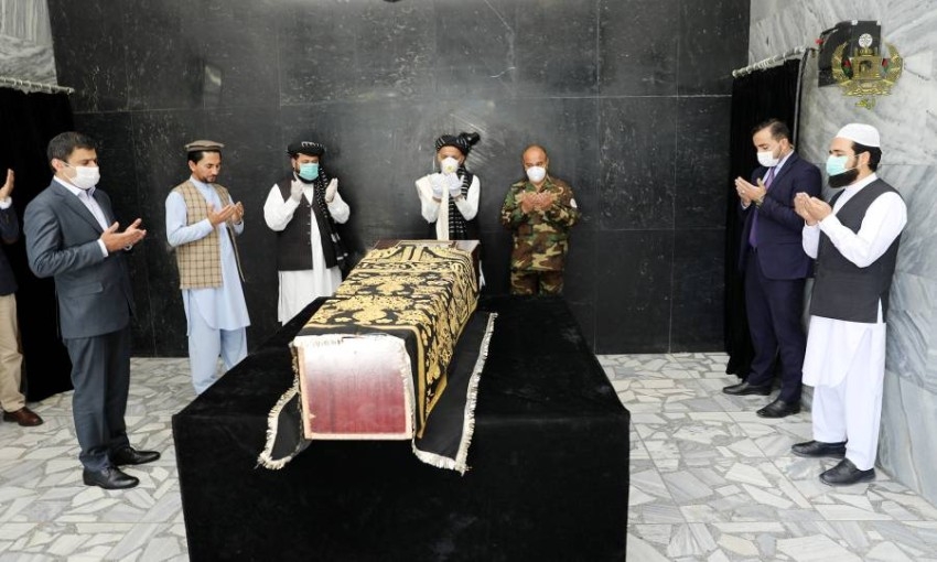 الآلاف يتحدّون كورونا ويحضرون جنازة رجل دين بأفغانستان