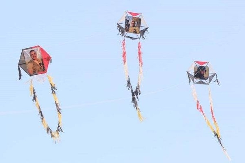 مصري يخلد ذكرى شهداء ملحمة البرث بـ«طائرات ورقية»
