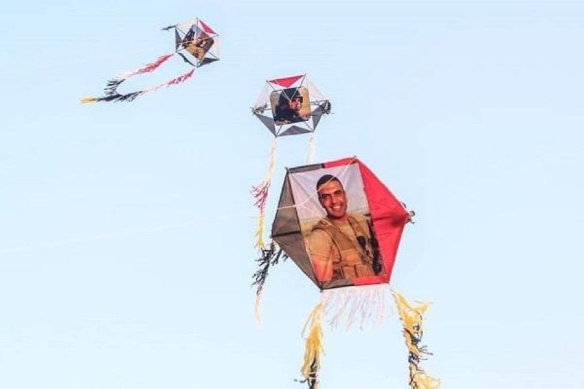مصري يخلد ذكرى شهداء ملحمة البرث بـ«طائرات ورقية»