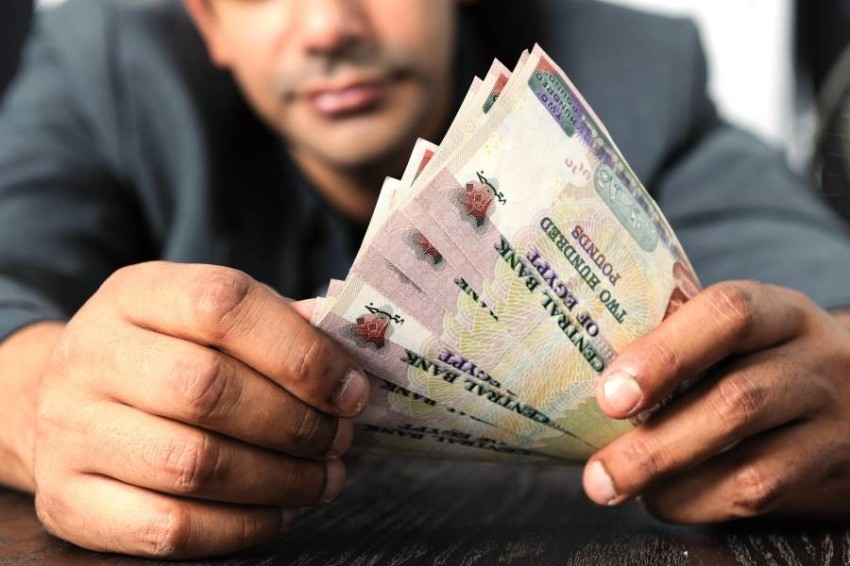 الجنيه المصري يواصل تراجعه أمام الدولار في 9 بنوك محلية