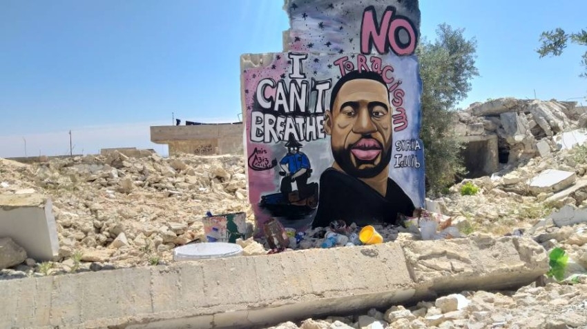 «غرافيتي فلويد».. صرخة تضامن وعتاب من إدلب المدمرة للعالم
