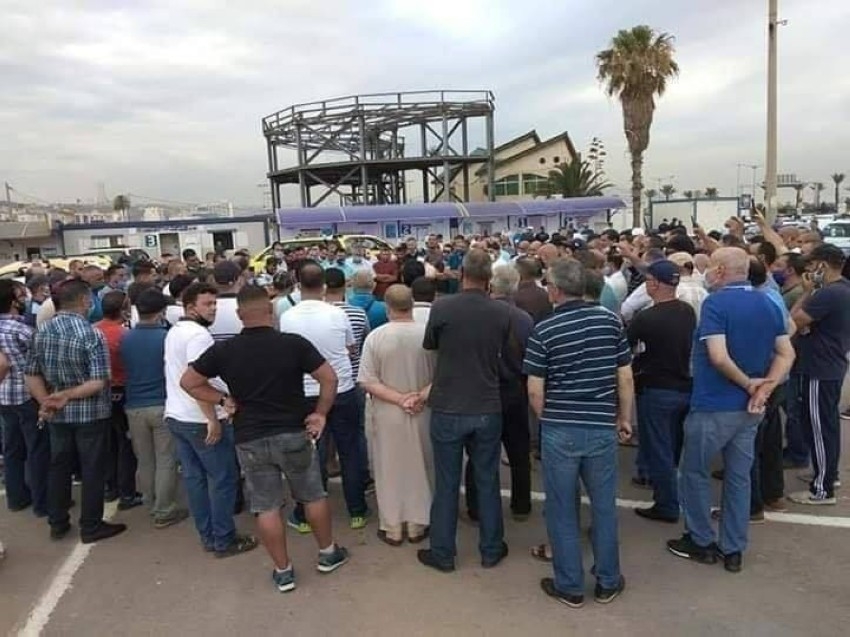 قطع طرق وإضراب بين سائقي الجزائر بسبب الوقود وكورونا