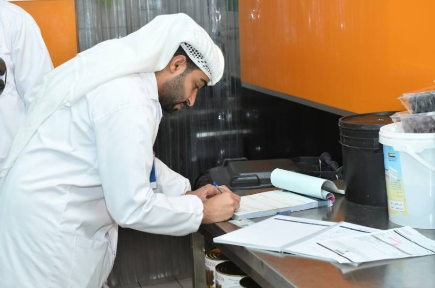 361 مخالفة للمنشآت الغذائية غير الملتزمة بالاشتراطات منذ بداية العام في أبوظبي