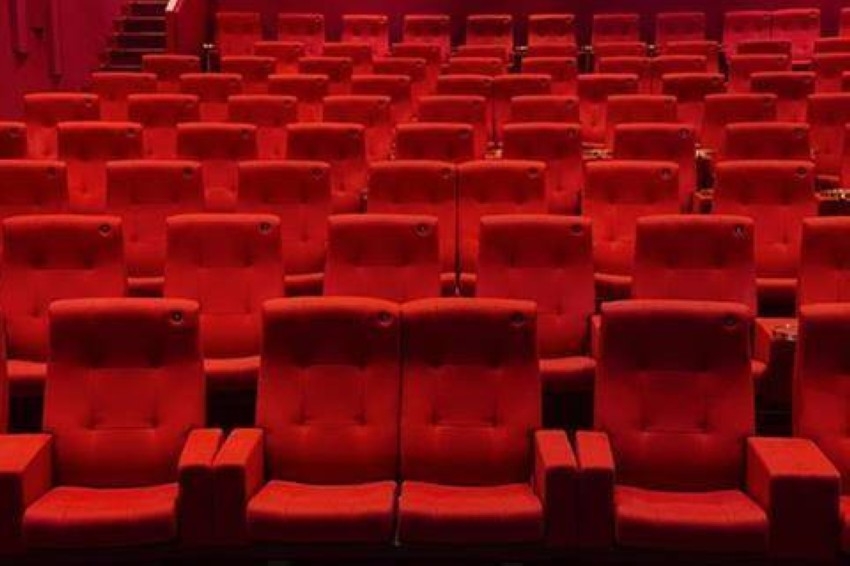 فرنسا تعيد فتح دور السينما الاثنين