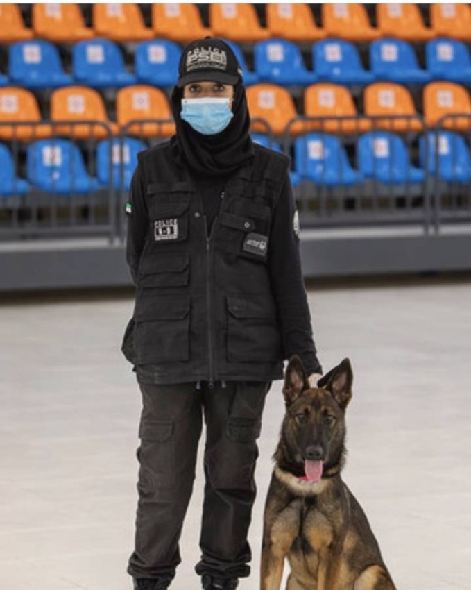 شرطيات بدبي يقتحمن عالم تدريب الكلاب البوليسية ويطمحن للعالمية